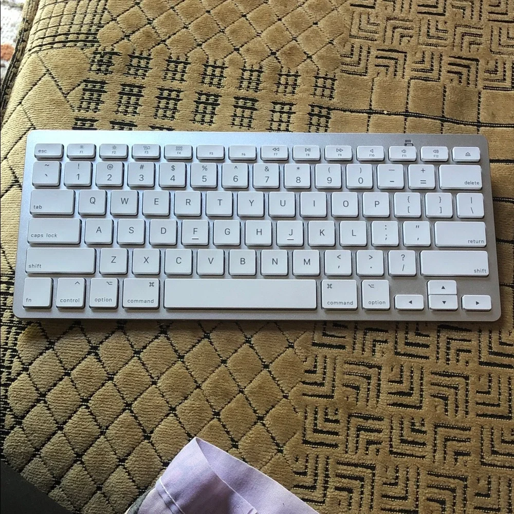Compact White Wireless Keyboard - Low Profile